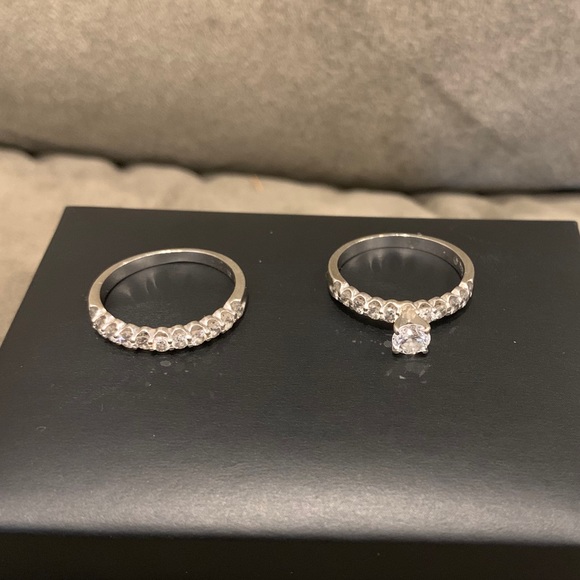 Beautiful Engagement Ring & Wedding Band - Picture 2 of 8